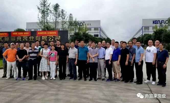 与会人员在遵义江南官方端网站登录入口-江南(中国)有限公司大门口合影留念